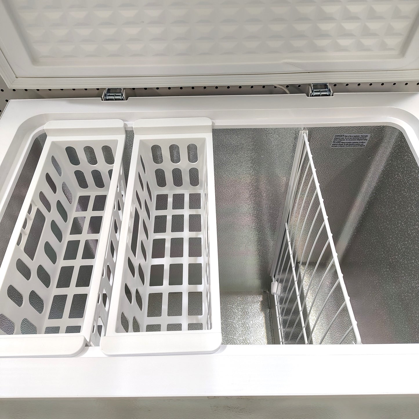 Vissani 7.0 cu. ft. Manual Defrost Chest Freezer with LED Light in White Garage Ready HMCF7W5