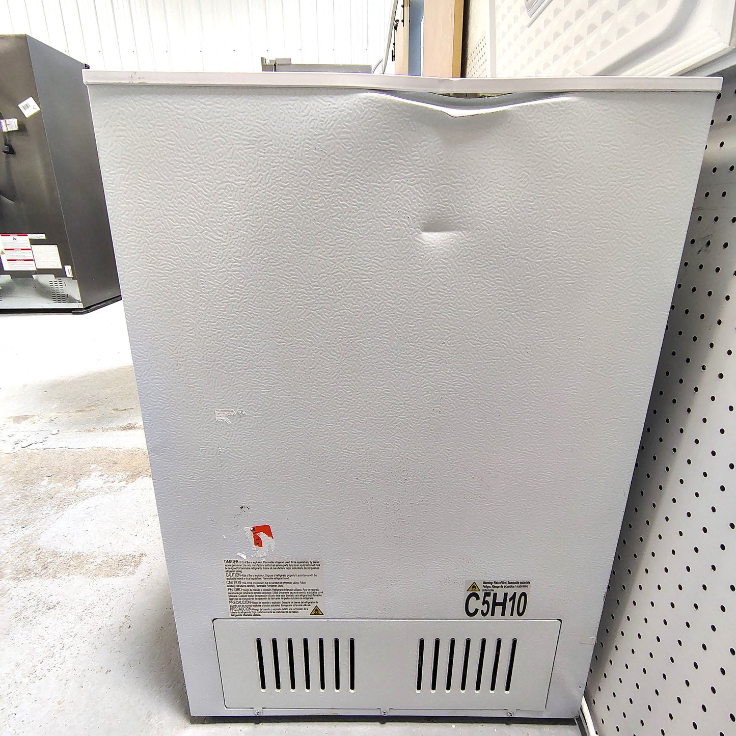 Vissani 7.0 cu. ft. Manual Defrost Chest Freezer with LED Light in White Garage Ready HMCF7W5