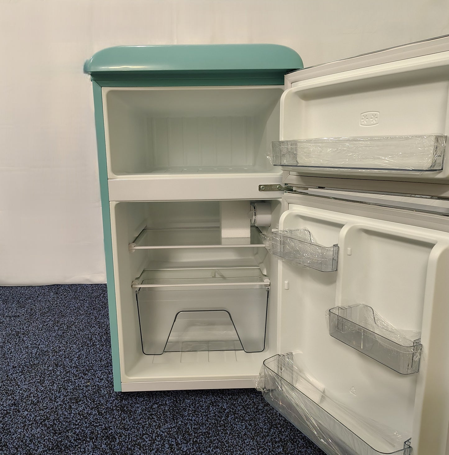 Galanz 20 in. 3.1 cu. ft. Retro Top Freezer Refrigerator, Bebop Blue, Energy Star GLR31TBEER