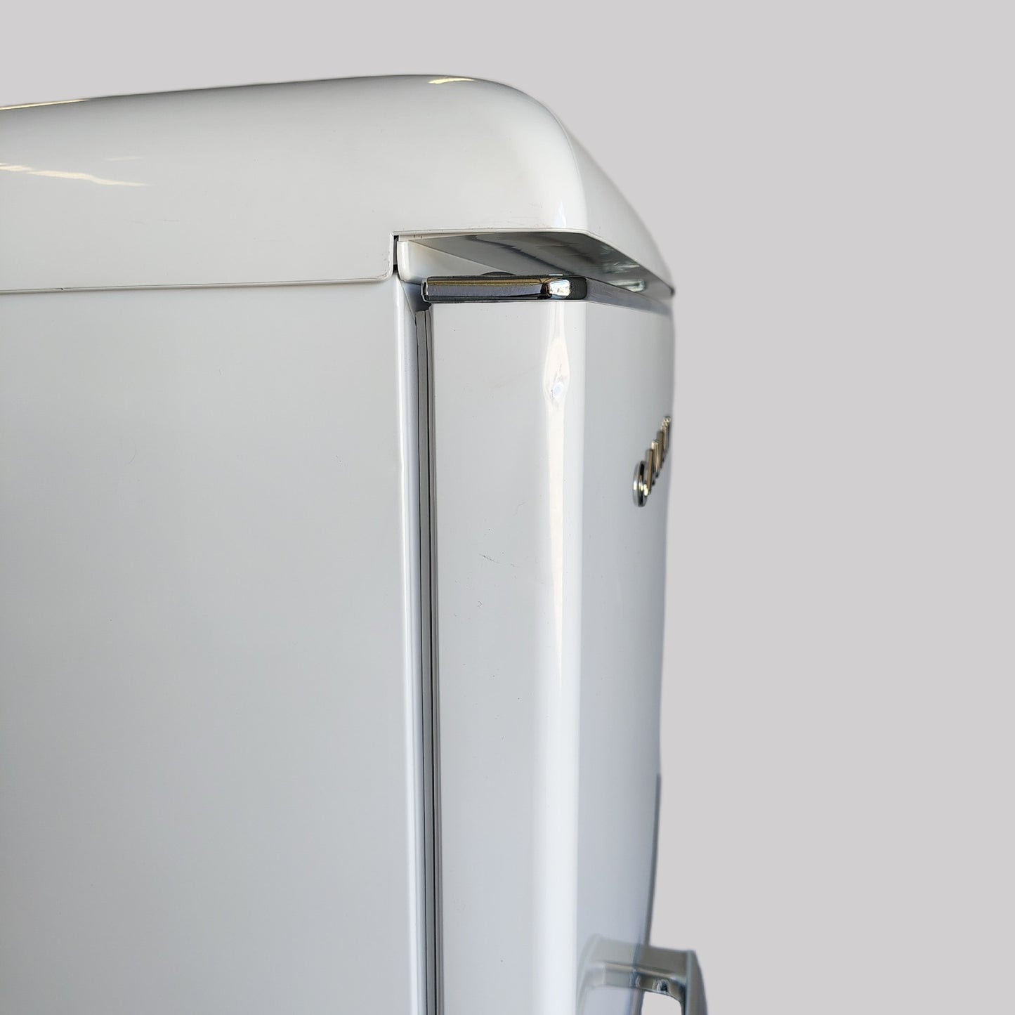 Galanz 10 cu. ft. Retro Frost-Free Top Freezer Refrigerator in White GLR10TWEEFR
