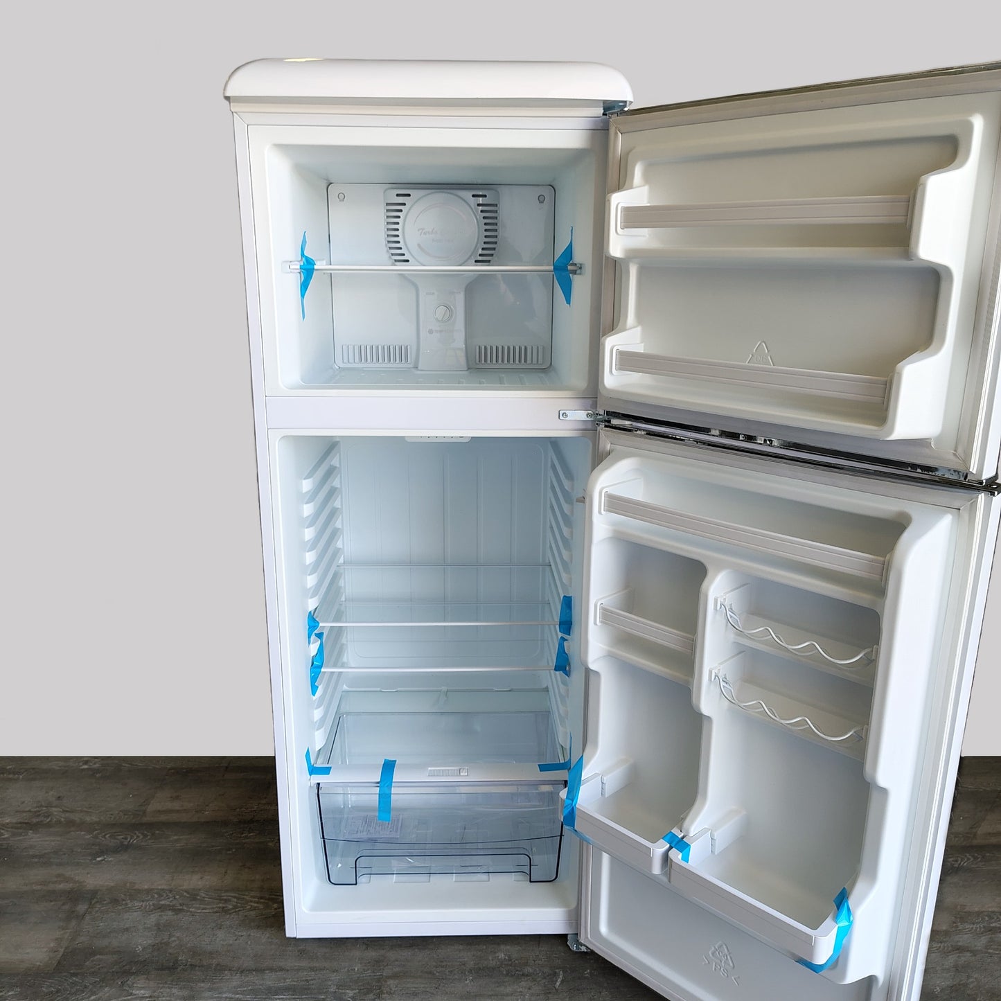 Galanz 10 cu. ft. Retro Frost-Free Top Freezer Refrigerator in White GLR10TWEEFR