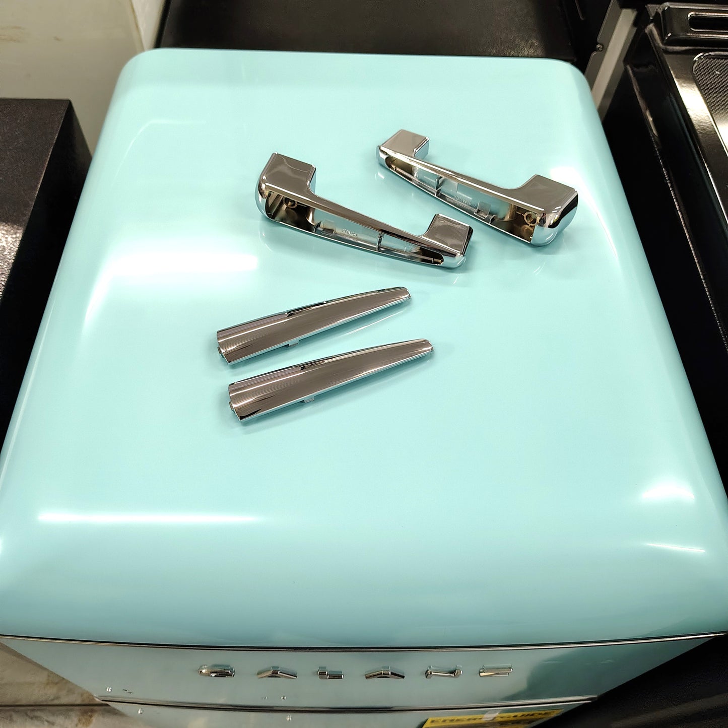 Galanz 20 in. 3.1 cu. ft. Retro Top Freezer Refrigerator, Bebop Blue, Energy Star GLR31TBEER