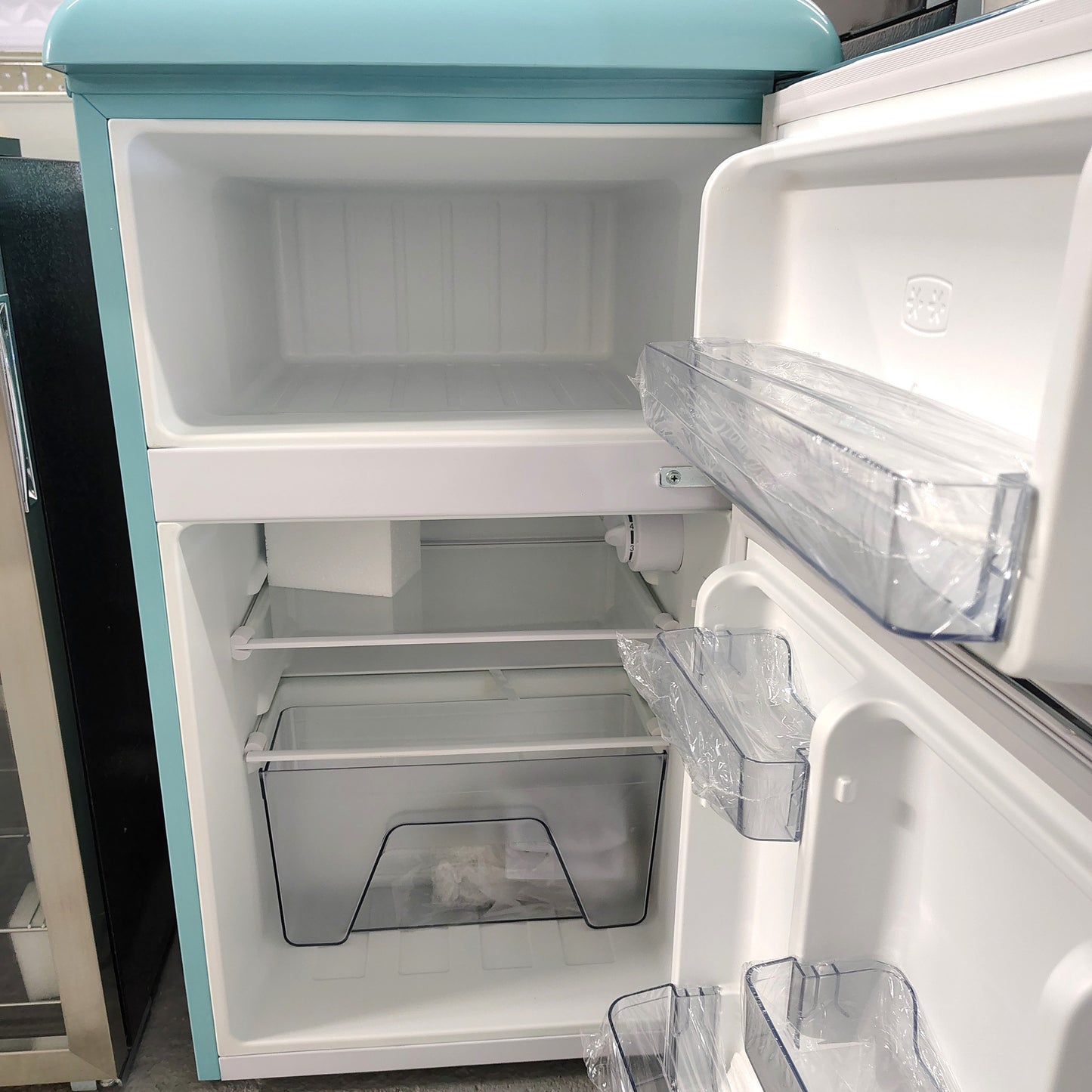 Galanz 20 in. 3.1 cu. ft. Retro Top Freezer Refrigerator, Bebop Blue, Energy Star GLR31TBEER