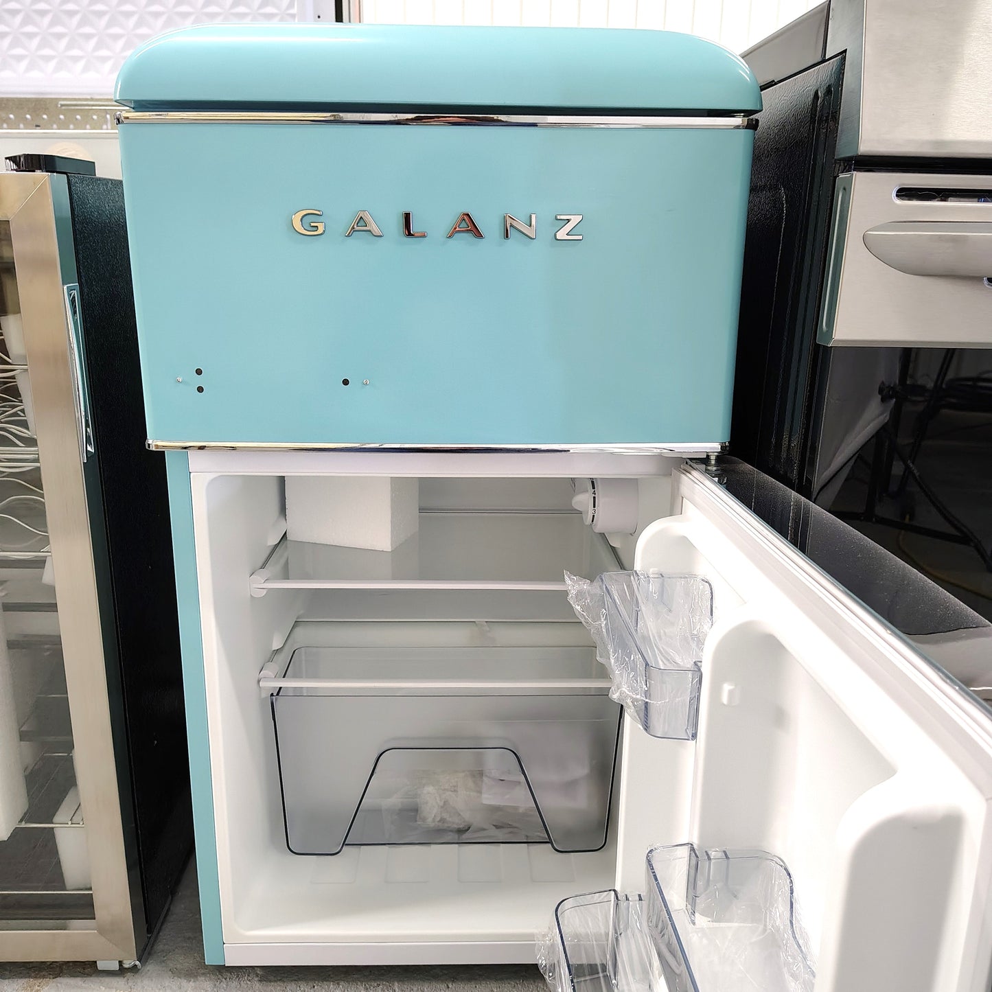 Galanz 20 in. 3.1 cu. ft. Retro Top Freezer Refrigerator, Bebop Blue, Energy Star GLR31TBEER