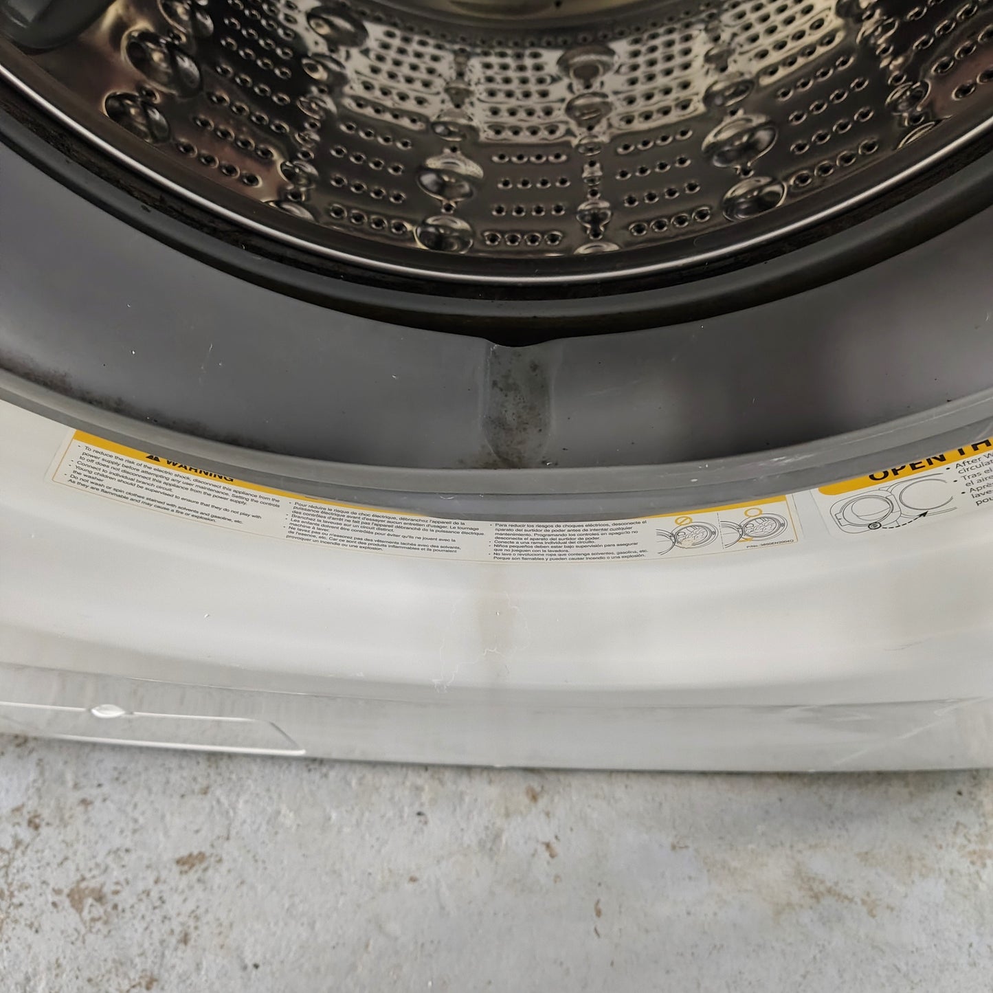 LG Extra Large Capacity Front Load Washer (3.6 cu. ft.) and Dryer (7.1 cu. ft.) - WM2250CW; DLE2250W