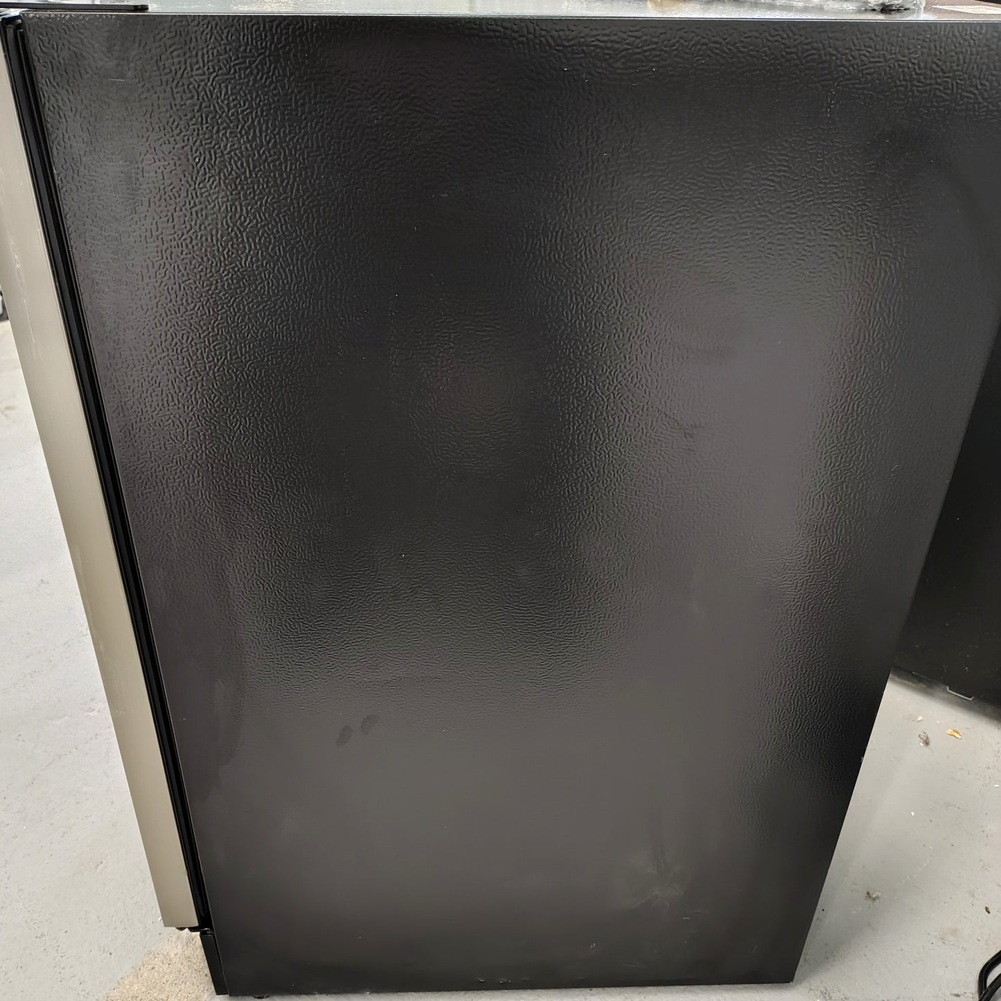 Hisense Built-in/Freestanding Indoor Beverage Refrigerator with Glass Door HBC54D6AS