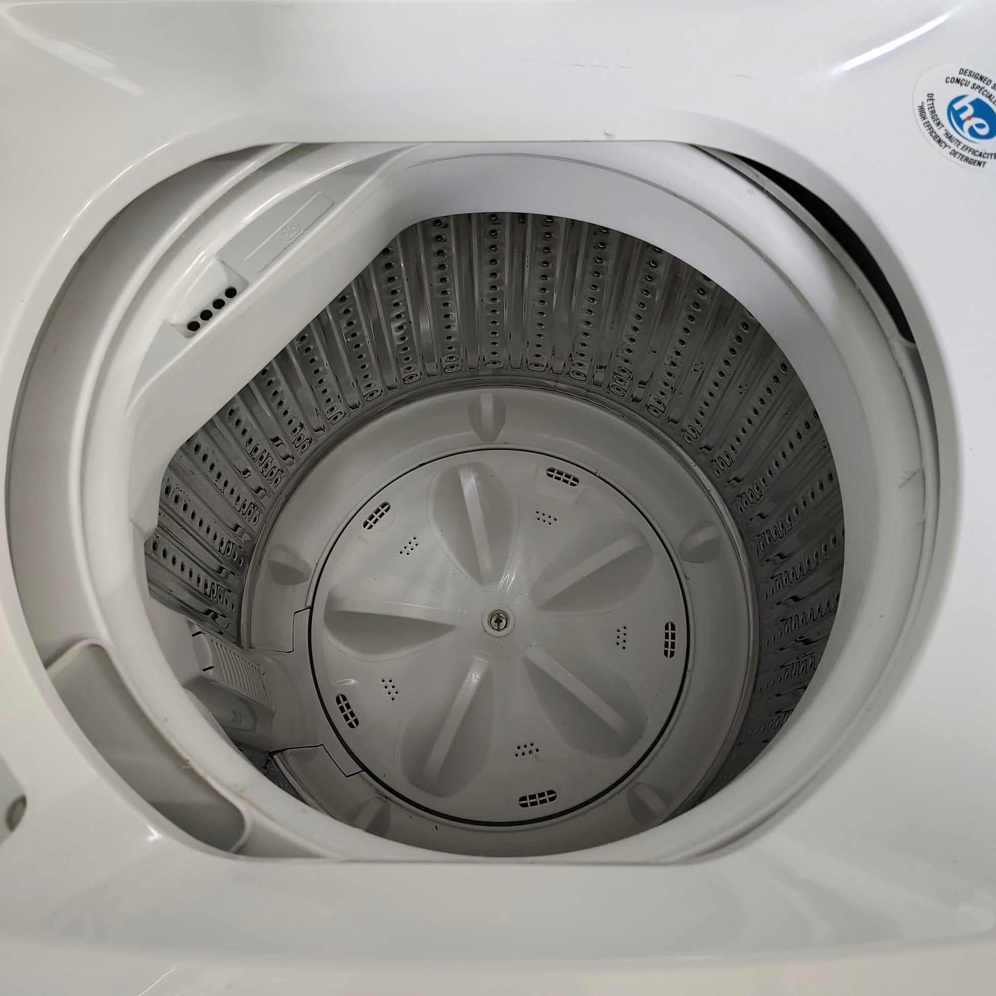 Whirlpool 1.6 cu.ft White Electric Washer/Dryer Stacked Laundry Center WET4024HW