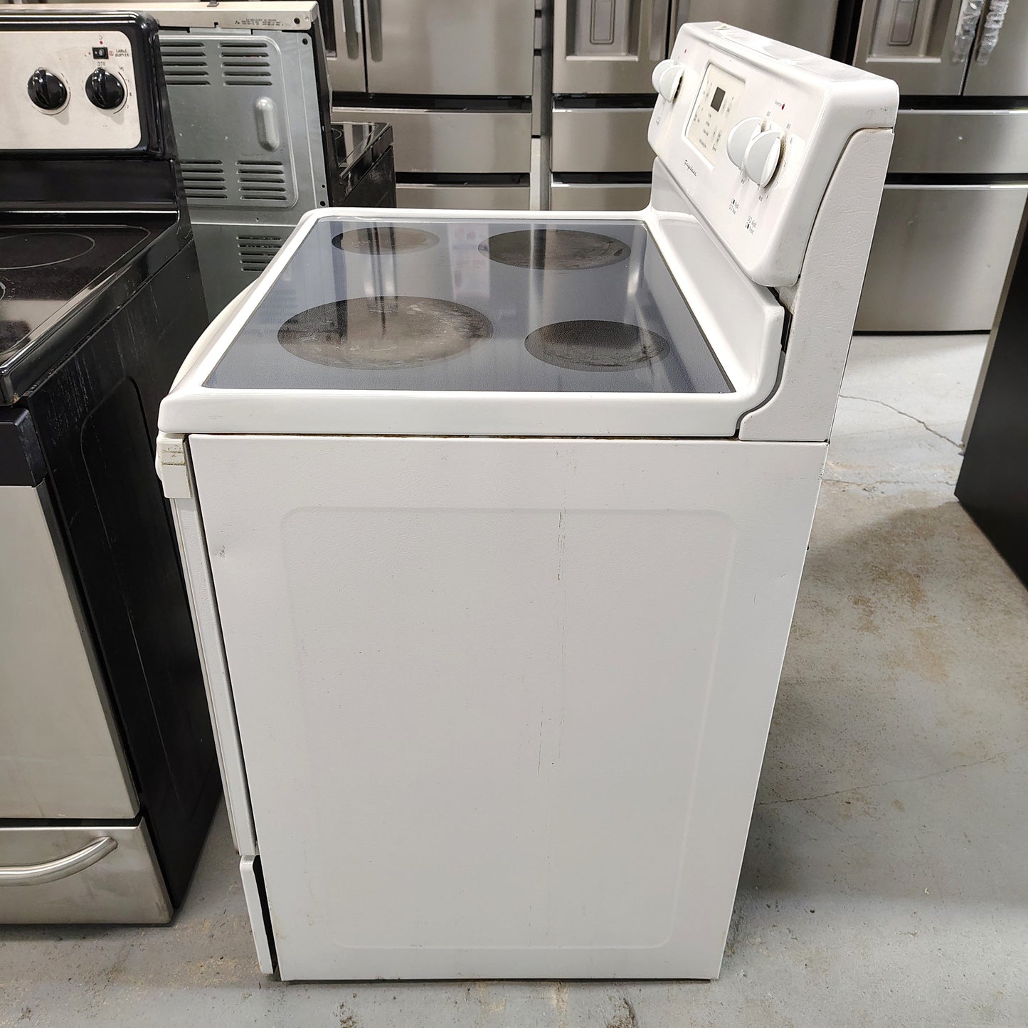 Frigidaire 30 in Freestanding, Glass-Top Electric Range in White FEF364FSB